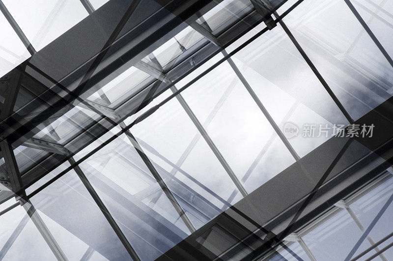 玻璃天花板/墙壁的精细双曝光灰度照片